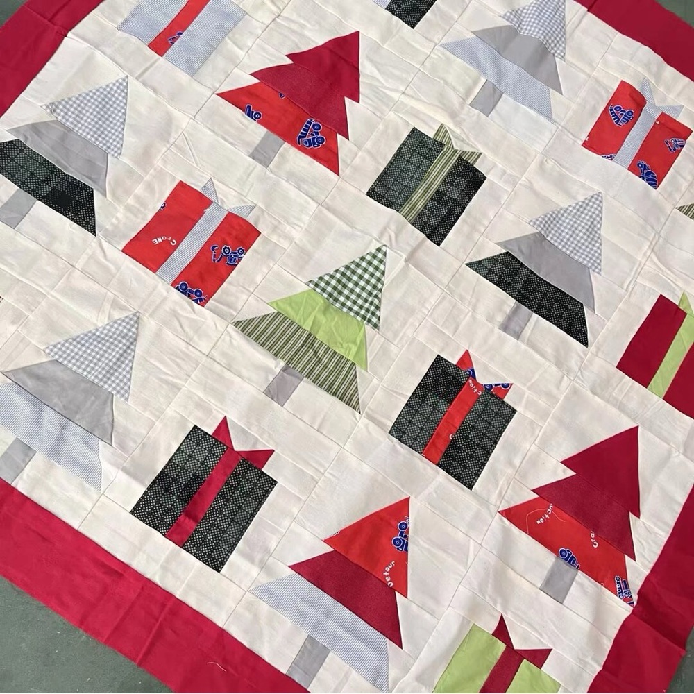 Christmas Mystery Baby Quilt Top 47x47" Pieced~ BABY/BED/Wall Decor - Picture 2 of 4